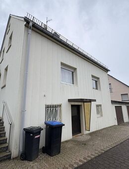 Renovierungsbedürftiges Einfamilienwohnhaus mit zwei Garagen - Morbach