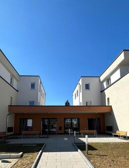 Helle 2-Zimmer-Erdgeschosswohnung mit Ost-Terrasse & kleinem Garten - Hochwertig, barrierefrei & inkl. Einbauküche - Herrenberg
