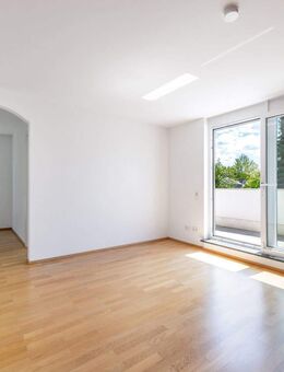 Großzügige, lichterfüllte Dachgeschoss-Wohnung mit sonnigen Terrassen - München