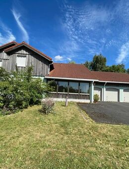 Wohnhaus in Traumlage mit vier Garagen und Nebengebäuden im Ort Griesbach - Mähring