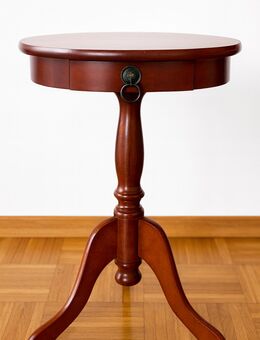 Kleiner Beistelltisch im Mahagoni-Stil – mit Schublade, Vintage - Eime