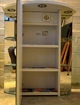 Badschrank, 3 Spiegel, 3 Lampen, ca. 70,5x60x28,5cm, gebraucht - Kiel Ellerbek