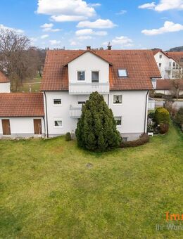 IMMOSPACE *** Lichtdurchflutete Etagenwohnung mit schönem Balkon und Garage *** - Thannhausen