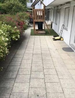 Wohnen und entspannen: 4-Zimmer-Wohnung mit Garten, XL-Terrasse und Garage/Stellplatz - Stuttgart