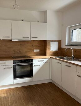 moderne 2 Zimmer in Erlangen mit Einbauküche, Aufzug und Balkon - Erlangen