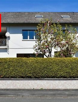 Ansprechende Chance - solides Haus mit Garagen und großzügigem Raumangebot +++ Weinbach +++ - Weinbach