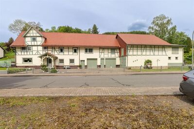Waldrandlage: Sehr gepflegter Fachwerktraum mit vielseitig nutzbaren Nebengebäuden und großem Garten