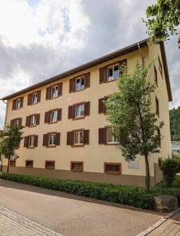 Stilvoll modernisierte 3-Zimmer-Wohnung mit Carport in ruhiger und zentrumsnaher Lage von Schopfheim - Schopfheim
