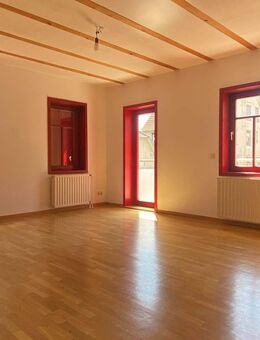 Lichtdurchflutete 4-Zimmer Maisonettewohnung mit Sonnenbalkon in Schlaitdorf, 2 Stellplätze - Schlaitdorf