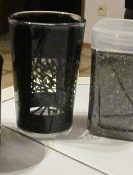 2 Kerzenhalter, schwarz + 2x Dekosand, schwarz/goldfarben, neu + Blumenvase, schwarz in Hutform - München