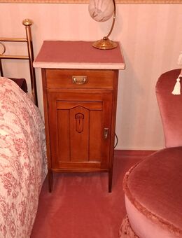 Antike Kommode und zwei Nachtschränke - Wülfrath