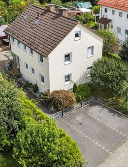 Großzügiges Zweifamilienhaus mit riesigem Garten und Doppelgarage - Bietigheim-Bissingen