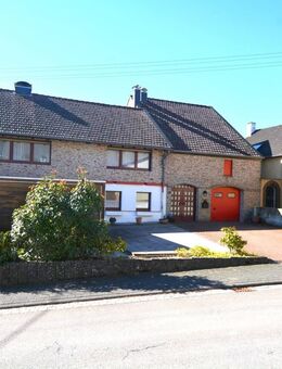 RESERVIERT Geräumiges Wohnhaus mit überdachter Terrasse, Balkon und Garage in Salm RESERVIERT - Salm