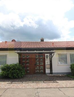 Ebenerdiges Wohnen mit Weitblick: Gepflegter Bungalow mit Einliegerwohnung, sonnigem Garten und Panorama in Toplage von Blumberg! - Blumberg