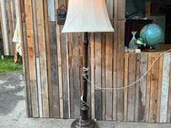 Lampe, Stehlampe mit Holzfuß antik H180cm. - Owingen
