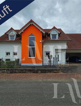Charmantes Einfamilienhaus mit Doppelgarage, Kamin & PV-Anlage in ruhiger Lage von Waldmohr - Waldmohr