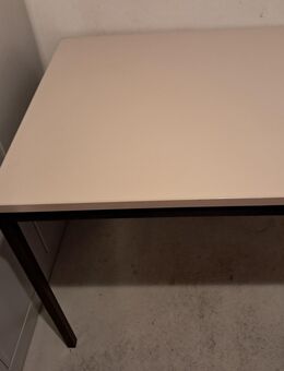 Solider  Mehrzweck-Beistelltisch, MDF-Platte auf Stahlunterbau - München