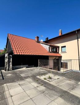 Ruhige Lage von Weingarten: Bestehendes Wohnhaus mit Bauplatz für DHH. Sofort verfügbar! - Weingarten (Baden)