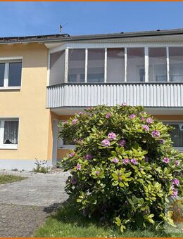 Einfamilienwohnhaus mit Wintergarten, Carport, Garage u. Einliegerwohnung in Ortsrandlage von Neuhof - Neuhof (Hessen)