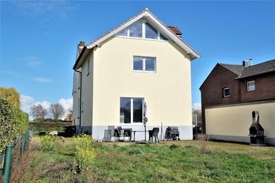 Wohneigentum im Zweifamilienhaus mit Garten und schöner Aussicht auf den Altrhein