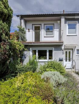Direkt an der Angerlohe! Familienfreundliches Reihenmittelhaus mit herrlichem Garten in ruhiger Lage - München