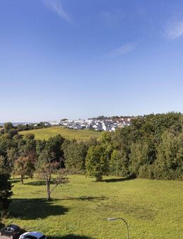 Naturnah mit herrlichem Blick: gepflegte 4,5-Zimmer-Wohnung mit Aufzug und Balkon - Reichenbach (Fils)