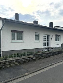 Bad Nauheim: Solides Zweifamilienhaus mit Blick ins Grüne - ideal für Familien & Investoren - Bad Nauheim