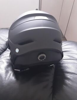 Salomon Skihelm mit Visier. - Berlin