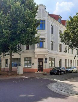 Helle Altbauwohnung mit moderner Einbauküche - Magdeburg