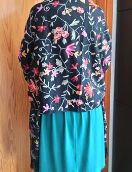 Schwarze Stola mit farbigen, gestickten Blumen - Eckernförde