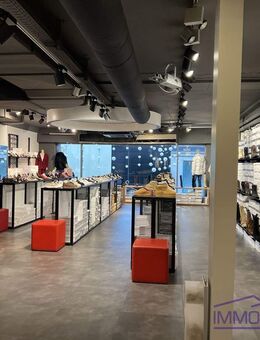 Wohn- und Geschäftshaus in der Fußgängerzone von Köln - Köln