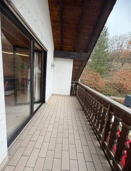 Gemütliche 3-Zimmer Dachgeschosswohnung mit Einbauküche und 2 Balkonen.....! - Leidersbach