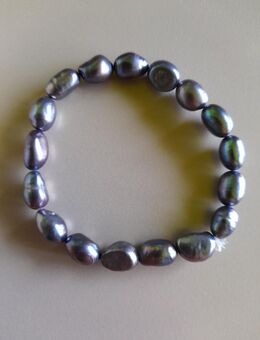 Perlen-Armband aus dunklen Perlen (Farbton dunkelgrau) - Nürnberg