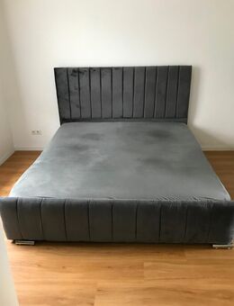 Großes, schönes Bett in Grau ohne Matratze – mit kleinem Reparaturbedarf - Essen