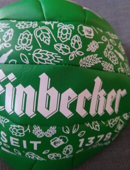 Neuwertiger knallgrüner Volleyball, Beachball mit rotem Logo und Werbung für Einbecker - Hannover Vahrenwald-List