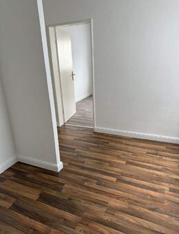 Komplett renoviert: 2-Zimmer-Wohnung mit Balkon Nähe Stadtzentrum - Bad Salzuflen