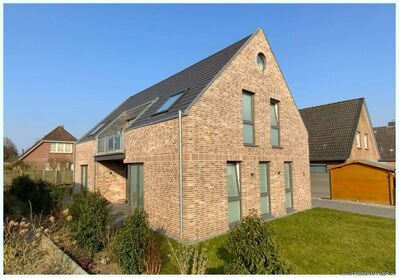 HUSUM/ NORDSEE: Modernes Architektenhaus Bj 2023 mit Top-Energie-Effizienz und hübschem Garten !
