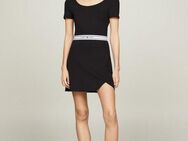 Tommy Jeans Blusenkleid TJW LOGO TAPE FIT & FLARE EXT mit Tommy Jeans Flagge