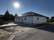 Moderner Bungalow, ca. 122 m² Wfl., ca. 518 m² Grdstk., Wärmepumpe, Fußbodenheizung, Carport --- nur noch einziehen --- - Grimma