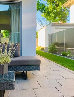 Einfamilienhaus mit Terrasse und Doppelgarage - - Aholming