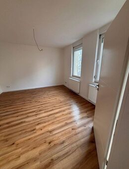 Erstbezug nach Sanierung: helle und charmante 2-Zimmer- Wohnung mit Loggia - Pforzheim