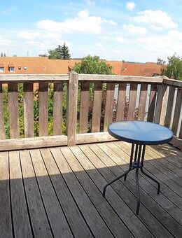 geräumige Dachgeschosswohnung mit Terrasse und Aussicht in den Garten - Schwerin