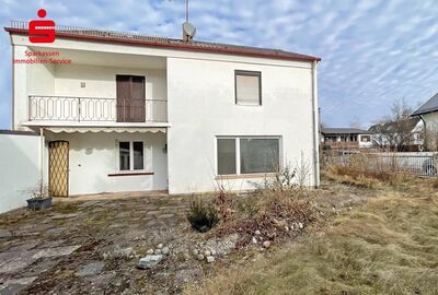 Renovierungsbedürftiges Dreifamilienhaus auf sonnigem Südgrundstück in ruhiger Lage