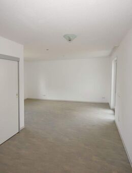 Geräumige 1-Zimmer-Seniorenwohnung im 1.OG mit Garage - Erlangen
