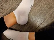 Getragene Socken weiß und schwarz - Sankt Augustin