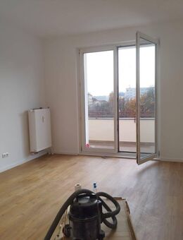 Bezugsfreie Altbauwohnung / komplett saniert / Balkon / Fernwärme / Balkon - Berlin