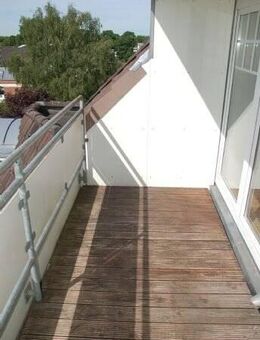 2 Zimmer Dachgeschosswohnung zentral in Schenefeld - mit 2 Balkonen, Einbauküche und Garage, Fahrstuhl - Schenefeld (Landkreis Pinneberg)