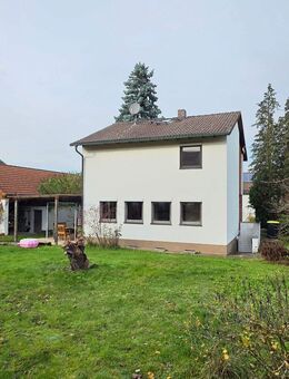 Gelegenheit! Kleines Einfamilienhaus mit schönem Garten und 2 Garagen, Nähe Coburg! - Grub (Forst)