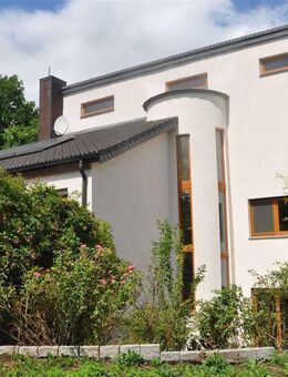 Freistehend,individuell,extravagant: Architektenhaus, Einlieger und großes, blickgeschütztes Areal - Nörvenich