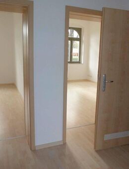 2. OG - Laminat - Bad mit Wanne -große Küche mit Balkon - Chemnitz